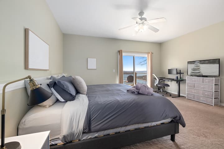 تحتوي غرفة نومنا الرئيسية على سرير كبير الحجم وخزانة ملابس وخزانة ملابس وحمام داخلي. هناك أيضًا فناء خاص للنظر إلى الماء.