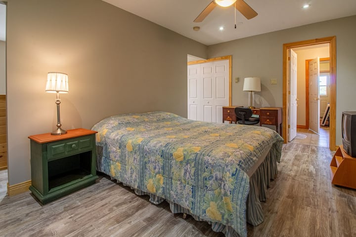 单身公寓风格卧室，可使用办公室和卫生间