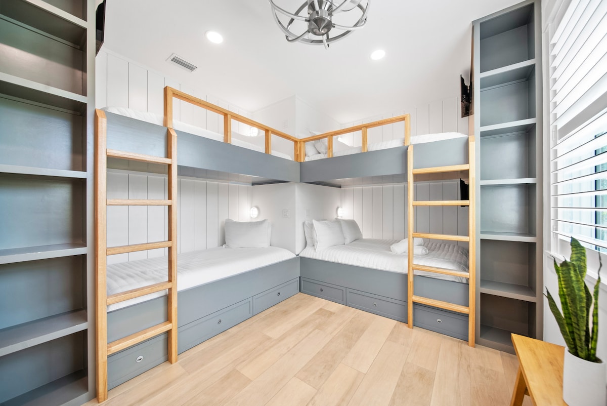 Bdr-6 4-bunk beds w/ 4 HDTVs & ensuite bathroom