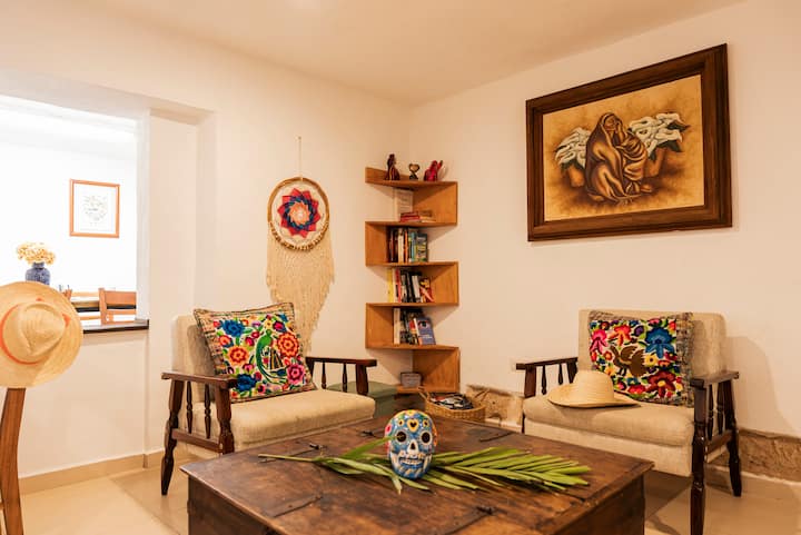 زاوية مليئة بالألوان والثقافة المكسيكية مع وسائد يدوية الصنع وكتب وفن محلي. مثالية للقراءة أو الاسترخاء أو التواصل الاجتماعي. على بعد دقائق فقط من حديقة لا بلانشا النابضة بالحياة وأفضل المأكولات في ميريدا. مثالية للإقامات الطويلة.
