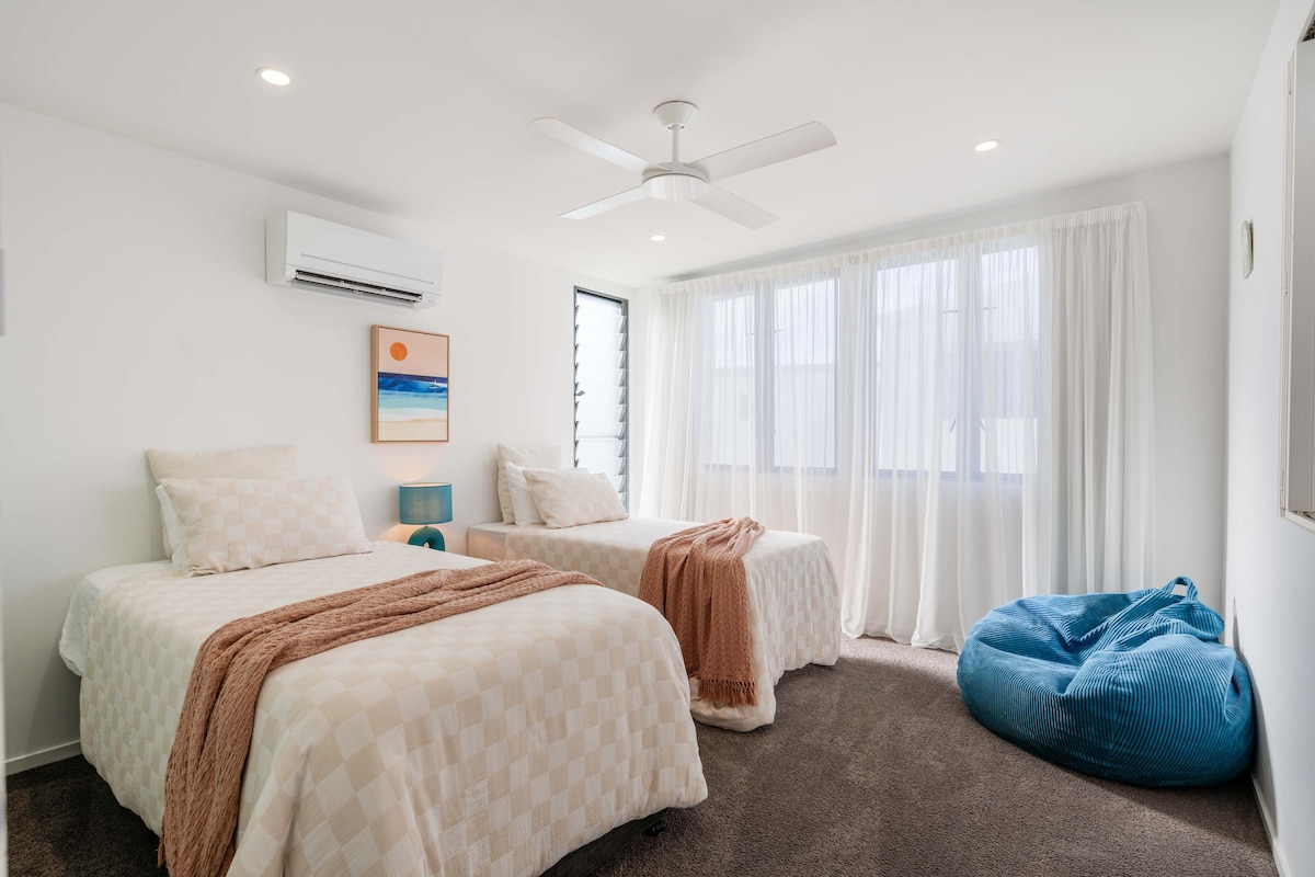 Chumba cha kulala cha tatu kiko kwenye ghorofa ya juu, ni chenye starehe na kinachoweza kubadilika zaidi chenye vitanda viwili vya mtu mmoja.