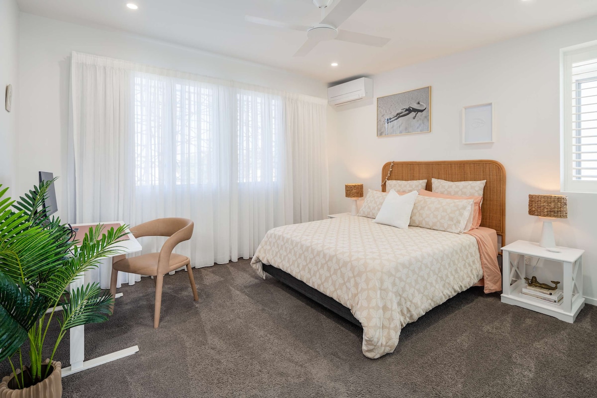 Chumba cha kulala cha pili ni chenye nafasi kubwa na maridadi chenye kitanda cha kifalme, vitanda vya nguo vyenye kioo na sehemu ya kufanyia kazi ya ergonomic. 