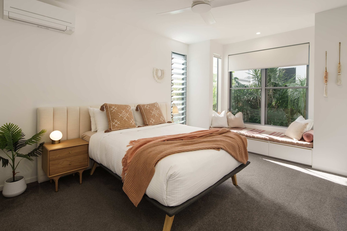 Chumba cha kulala cha msingi chini kina kitanda aina ya queen, kiyoyozi na chumba kamili cha faragha iliyoongezwa.