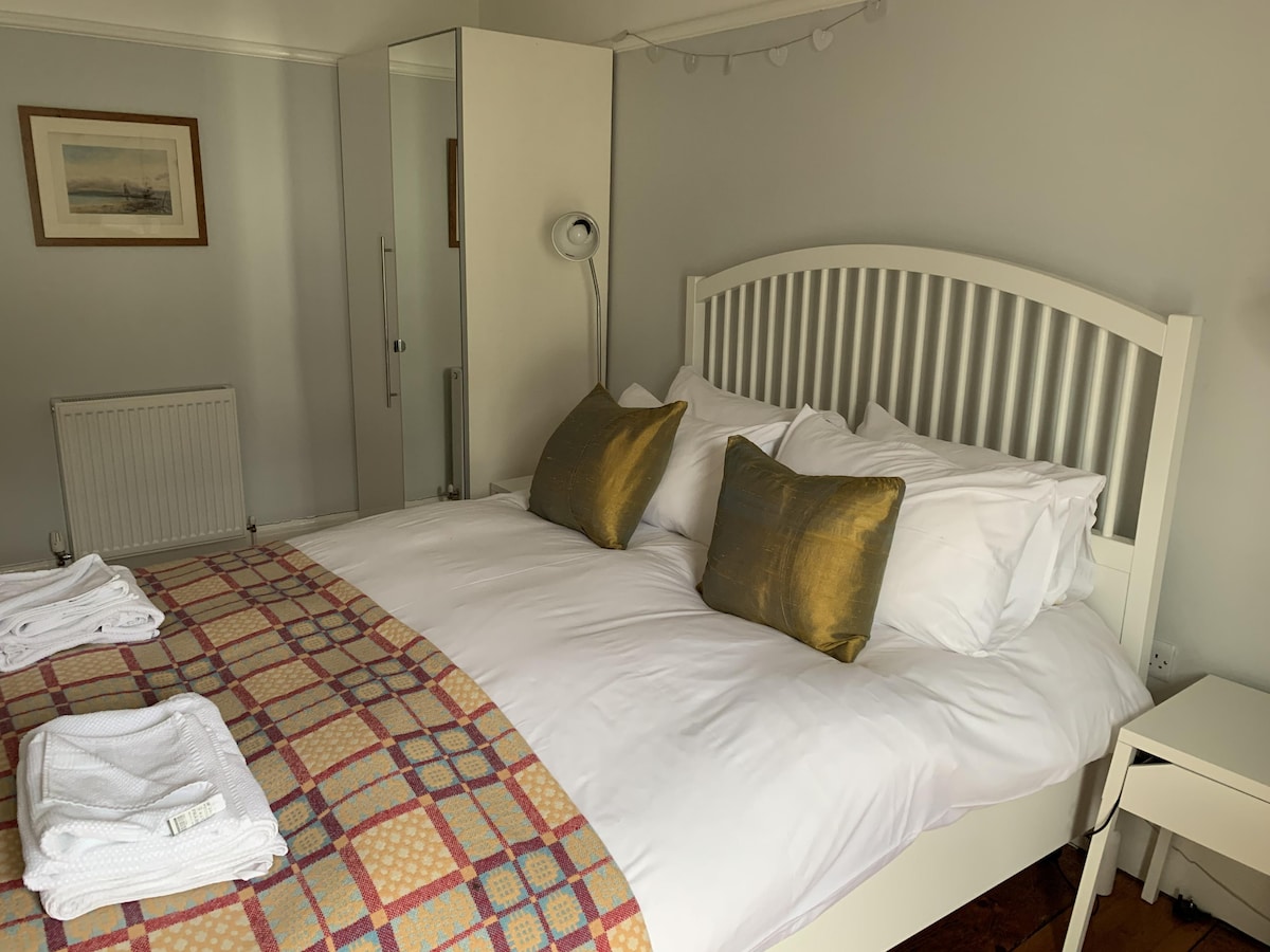 Bračni krevet (180x200) u glavnoj spavaćoj sobi