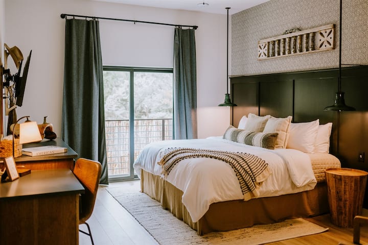 The Homestead: Ada King Suite On Wimberley Sq - Wimberley, TX