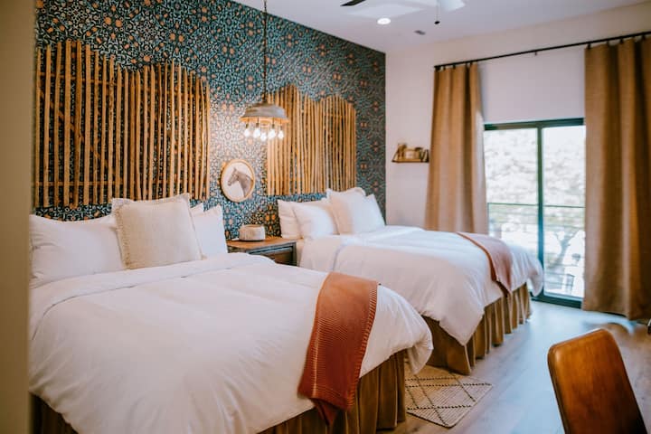 The Corral | King Suite On Wimberley Sq - Wimberley, TX