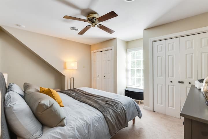 Gornja spavaća soba 2 s bračnim krevetom: uživajte u mirnim jutrima u ovoj svijetloj sobi s elegantnim uređenjem i udobnim namještajem!