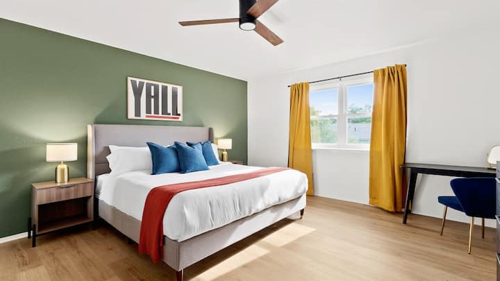 ️ Rest easy, y’all ✨ Cozy up in this king suite after a day of exploring Austin — whether it’s shopping South Congress ️, catching a show at Austin City Limits , or cheering on Austin FC at Q2 Stadium ⚽
