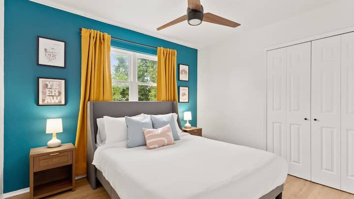 The Teal Room: Queen bed with Smart Amazon Fire 42" TV.