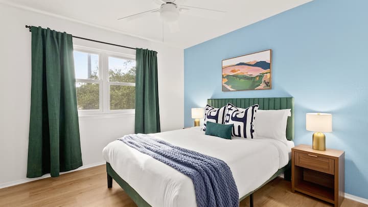 The Blue Room: Queen bed with Amazon Fire 42" TV