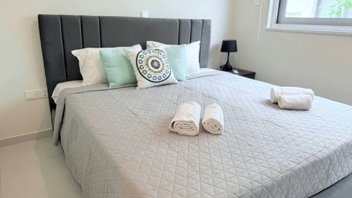 חדר שינה עם מיטה זוגית