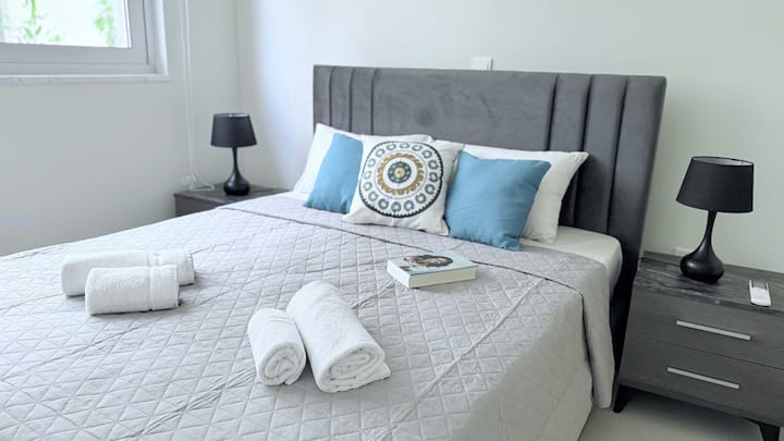 חדר שינה עם מיטה זוגית