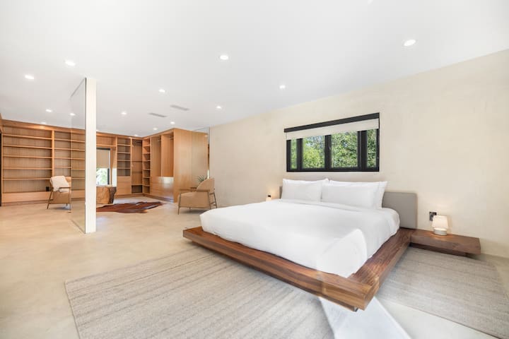 Luxe Woodland Hills Oasis w/ Pool & Scenic Views