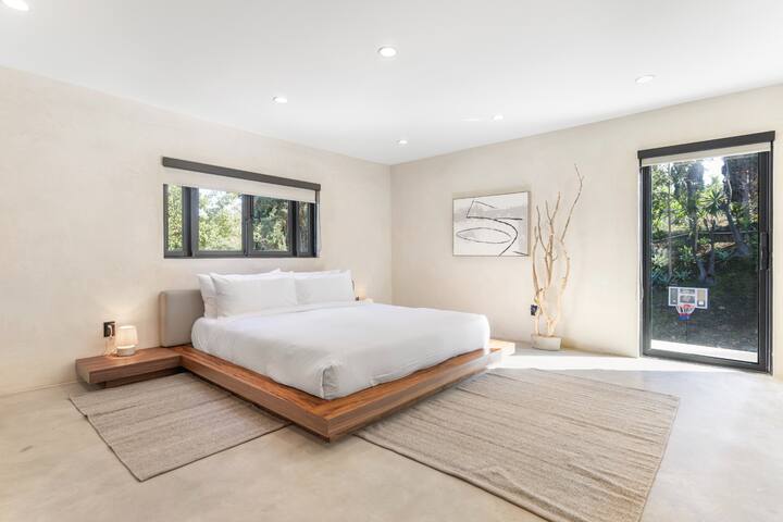 Luxe Woodland Hills Oasis w/ Pool & Scenic Views gallery image 3