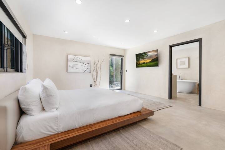 Luxe Woodland Hills Oasis w/ Pool & Scenic Views gallery image 4