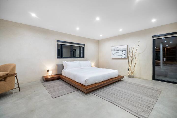 Luxe Woodland Hills Oasis w/ Pool & Scenic Views gallery image 5