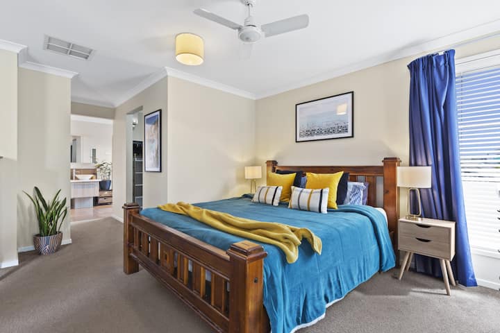 Ruime hoofdslaapkamer met een comfortabel bed en een eigen badkamer