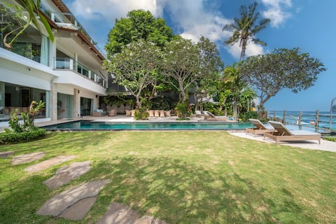 Absolute beachfront luxury in central Candidasa