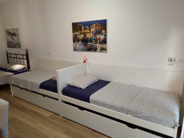 Seafront apartment-3Bedroom-2Bathroom-Balcony-T13 gallery image 2