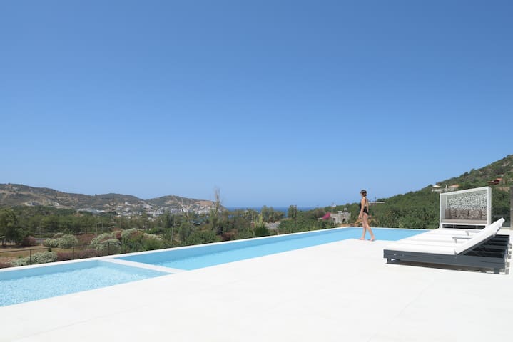 Dias Villa, Tennis, 2Pools, Walk to Beach & Shops