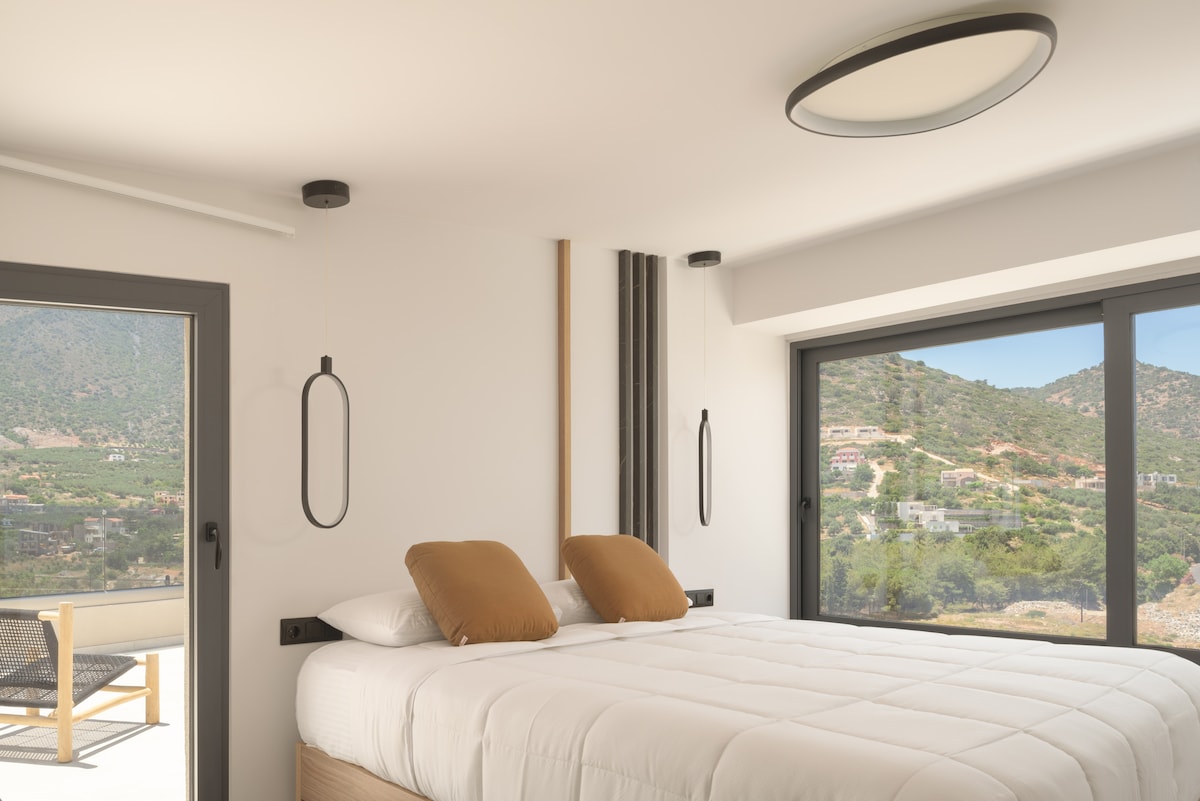 Druga spavaća soba u potkrovlju s izravnim pristupom prostranoj verandi.