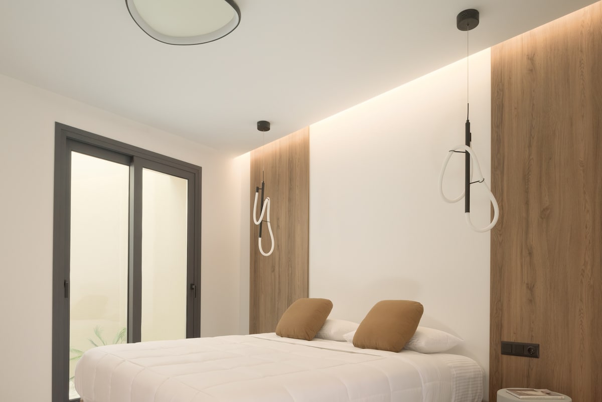 Spavaća soba na donjem katu s bračnim krevetom.