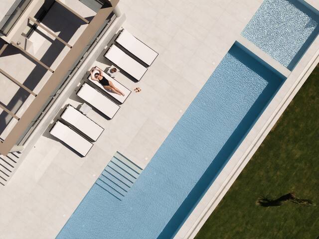 Dias Villa, Tennis, 2Pools, Walk to Beach & Shops gallery image 3