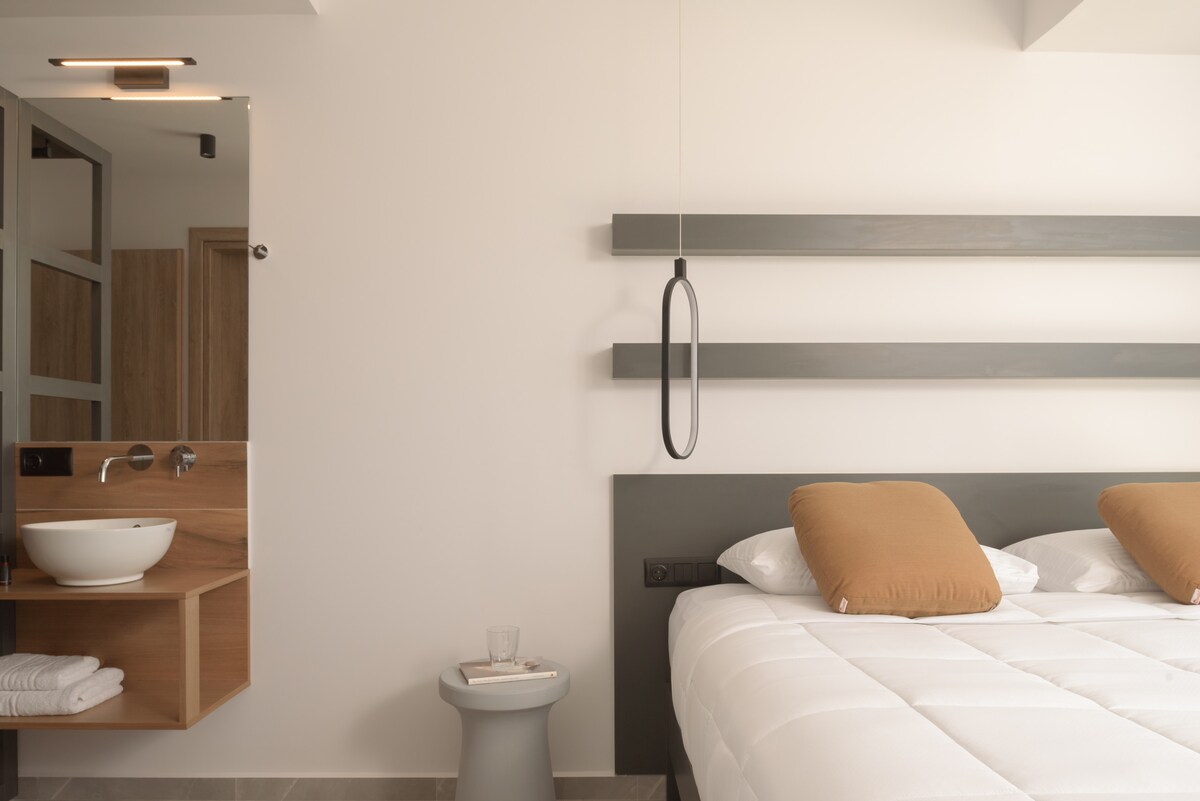 Dvokrevetna soba na prvom katu s uređenim ukrasima.