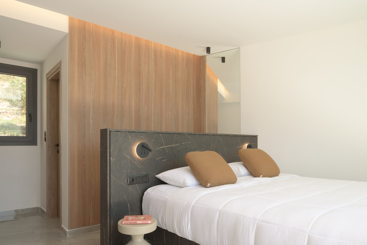 Doživite utjelovljenje udobnosti u našoj elegantnoj dvokrevetnoj sobi na drugom katu.