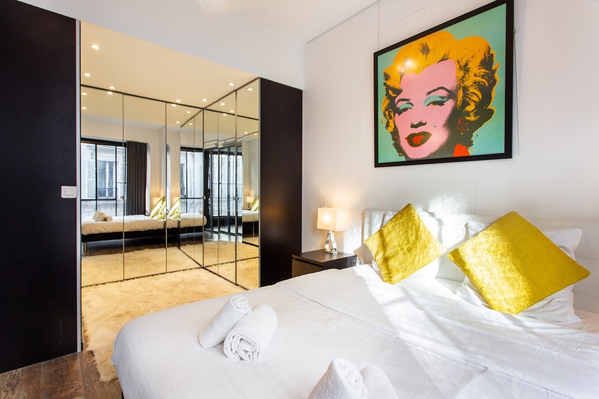 غرفة نوم بسرير مزدوج ومخزن للملابس