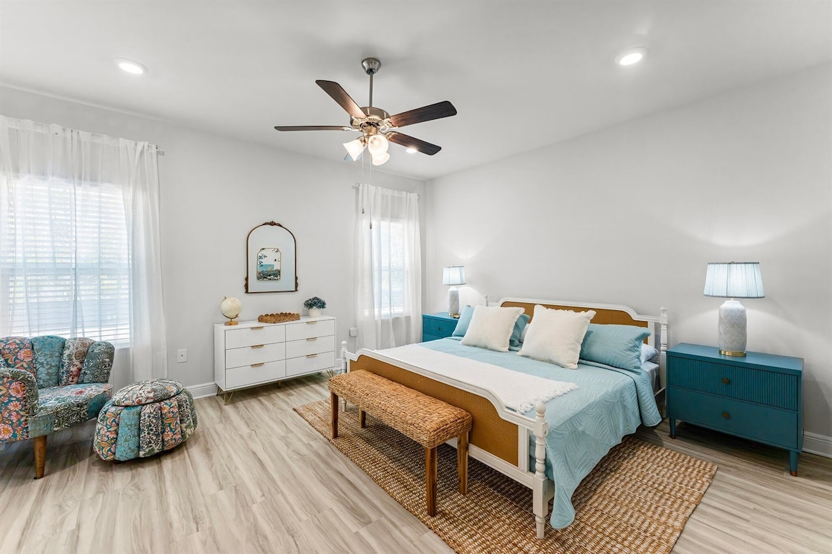 Bračni krevet veličine king i prostor za sjedenje u primarnom