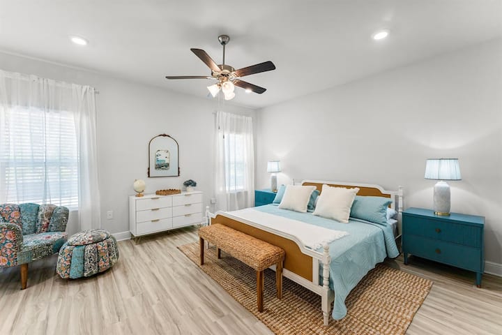 Cama tamaño king con sala de estar en el dormitorio
