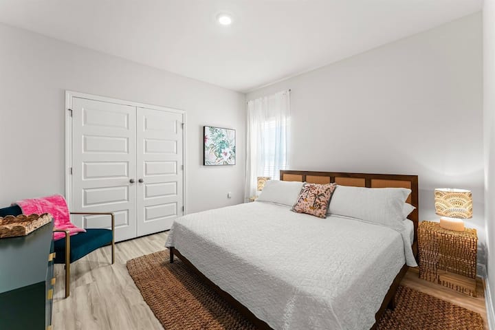 La cama tamaño king en la habitación de la palmera es acogedora y perfecta para aquellos que necesitan un poco más de espacio en la cama