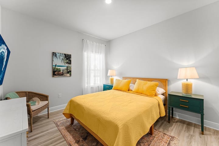 La habitación Surf es luminosa y relajante, con una cama tamaño queen.