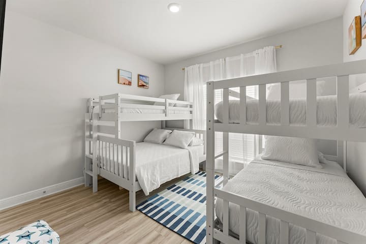 Este dormitorio es perfecto para que todos los niños se queden juntos y tiene una cama nido extraíble