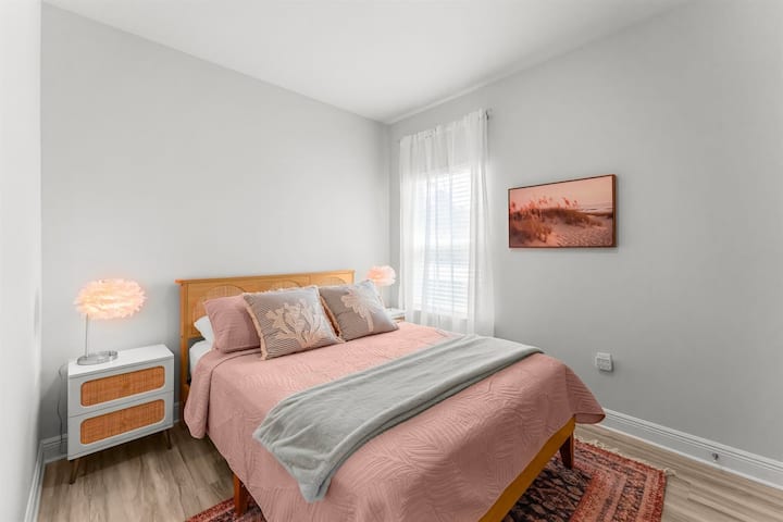 Esta habitación con cama tamaño queen es perfecta para una pareja o adolescentes que merecen tiempo lejos de los niños.
