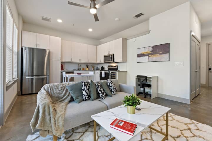 Obývacia izba je plná prirodzeného svetla a vytvára svetlý a príjemný priestor, ktorý pozýva na relaxáciu.