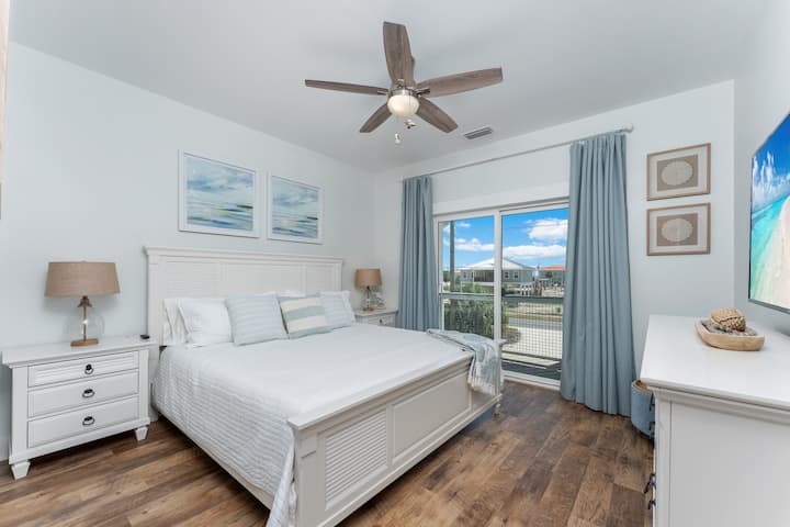 Წინა სასტუმრო ოთახის საწოლი სლაიდერებით აივანზე