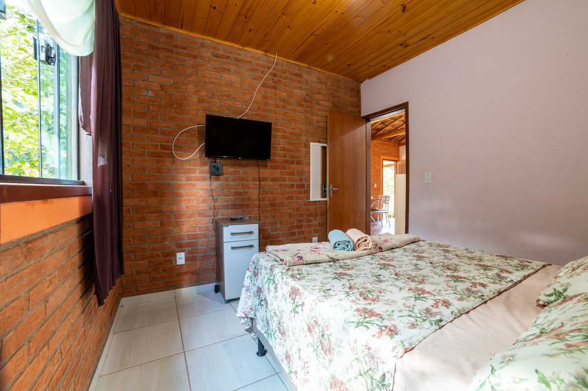 Საძინებელი აღჭურვილია ორადგილიანი საწოლითა და ტელევიზორით