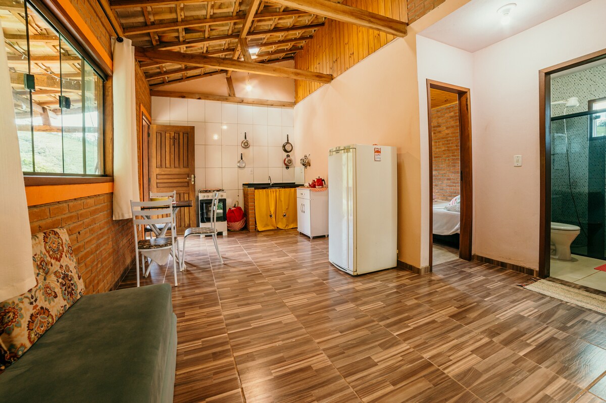 Ისიამოვნეთ და დაისვენეთ მისაღებ ოთახში უამრავი ბუნებრივი სინათლით 