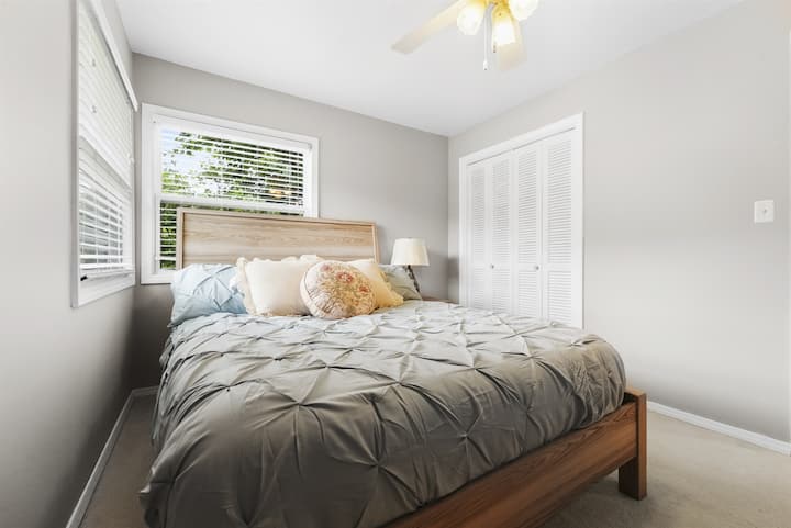 Útulná tretia spálňa s pohodlnou manželskou posteľou, ideálna na pokojný spánok