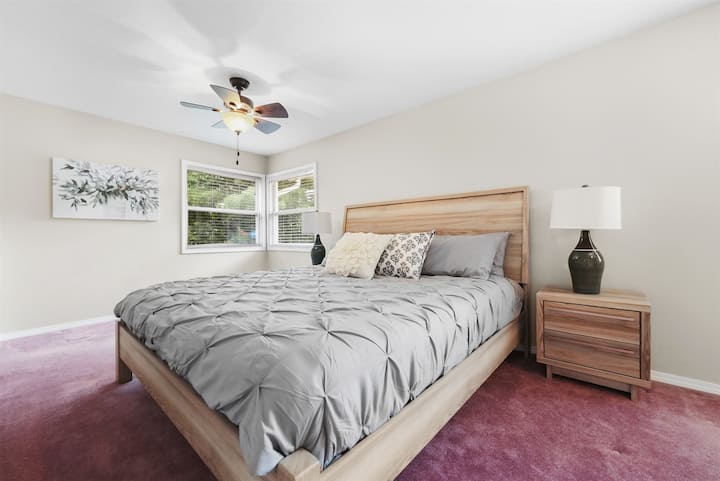 Hlavná spálňa: Svetlé a príjemné útočisko s výhľadom na záliv, plyšovou posteľnou bielizňou a štýlovou výzdobou!