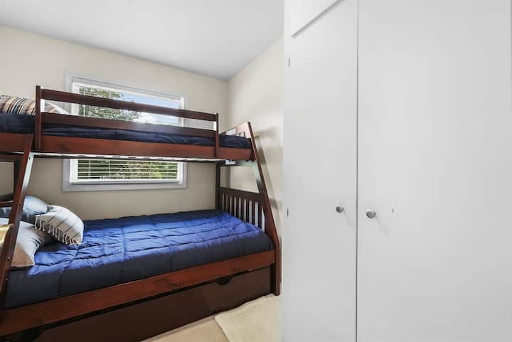 Izba s poschodovými lôžkami: Zábavný únik s dvojitými poschodovými lôžkami a prirodzeným svetlom pre šťastných snílkárov!