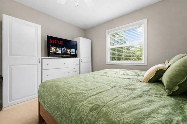 2. spálňa: oddýchnite si štýlovo s manželskou posteľou, televízorom a slnečným výhľadom len pár krokov od dobrodružstva!