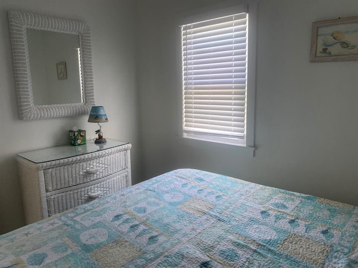 « Deuxième chambre avec literie confortable, commode et beaucoup de lumière naturelle. »
