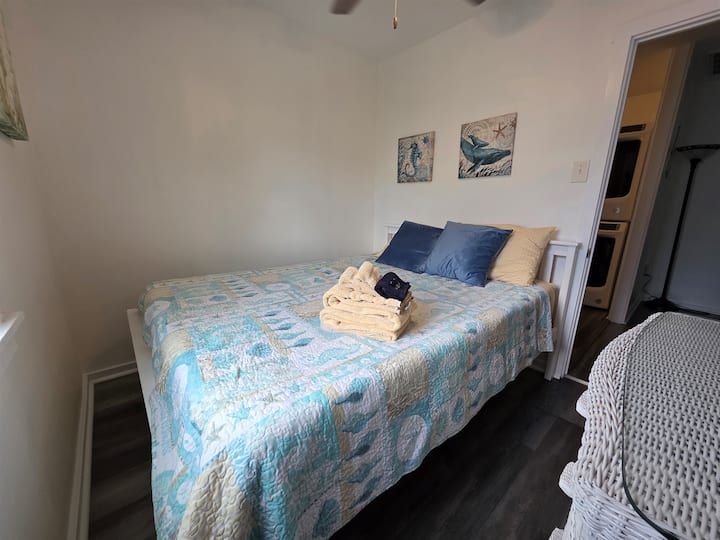 « Deuxième chambre avec un grand lit et des draps doux, parfaite pour se détendre après une journée à la plage. »