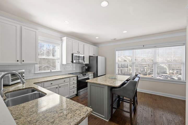 Თანამედროვე სამზარეულო - ახალი მაცივარი, მიკროტალღური ღუმელი და ჭურჭლის სარეცხი მანქანა.