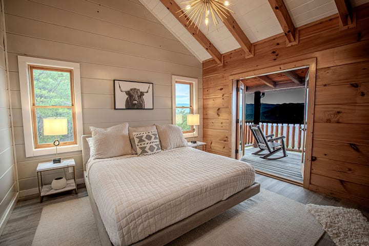 تلتقي الأناقة الحديثة بالسحر الريفي في غرفة النوم المصممة بشكل جميل مع أسقف مقببة وإضاءة مريحة ومحيط طبيعي مذهل.