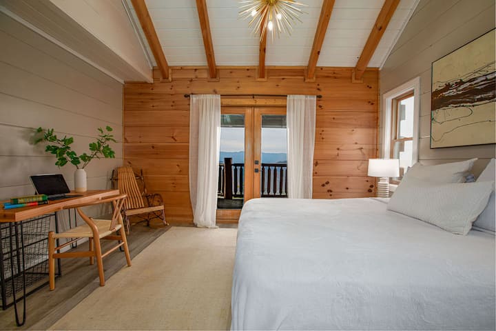 اعمل مع إطلالة! تتيح لك مساحة العمل المريحة هذه البقاء منتجًا أثناء الاستمتاع بجمال جبال سموكي.