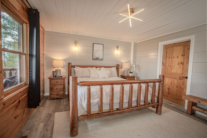 استمتع بإطلالات هادئة على الغابة من نافذتك لتتمتع بإقامة مريحة.